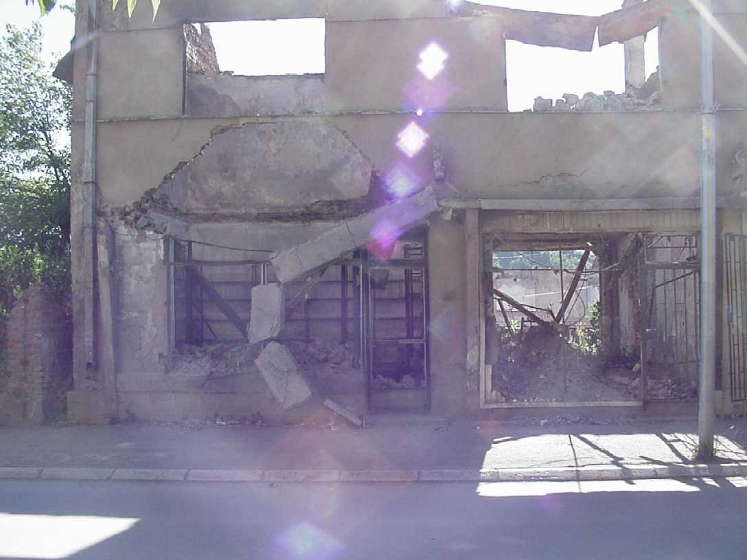 bad_building.jpg, 66129 bytes, 7/3/01